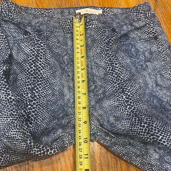 Tory Burch women’s size 27 snake, print jeans, zipper, and button top stretchy - Picture 7 of 12